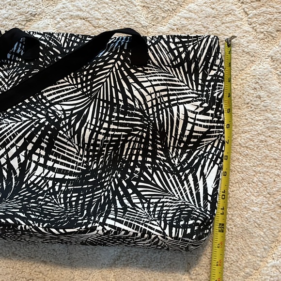 Set of tote and accessory zippered tote bags in black/white print - Picture 4 of 5